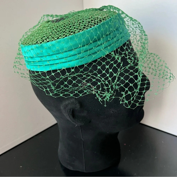 Vintage 1960s Ladies Green Layered Pillbox Fascinator Halo Hat With Net Veil - Picture 7 of 11